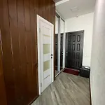 Апартаменти стильный лофт в аркадии - спальня и кухня-студия с боковым видом на море Одеса