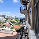 Апартаменти стильный лофт в аркадии - спальня и кухня-студия с боковым видом на море Одеса