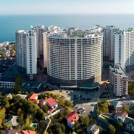 стильный лофт в аркадии - спальня и кухня-студия с боковым видом на море Apartman Odessza