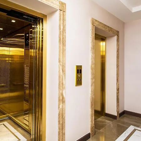 Apartman стильный лофт в аркадии - спальня и кухня-студия с боковым видом на море