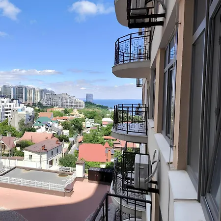 Apartment стильный лофт в аркадии - спальня и кухня-студия боковой вид моря! Odesa