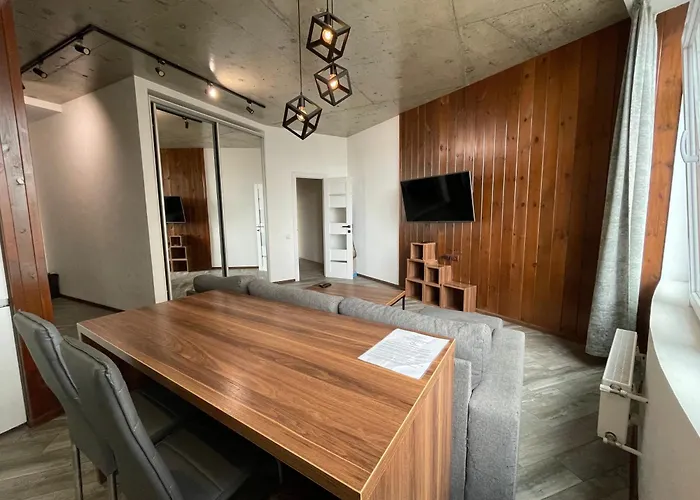 стильный лофт в аркадии - спальня и кухня-студия с боковым видом на море Apartman