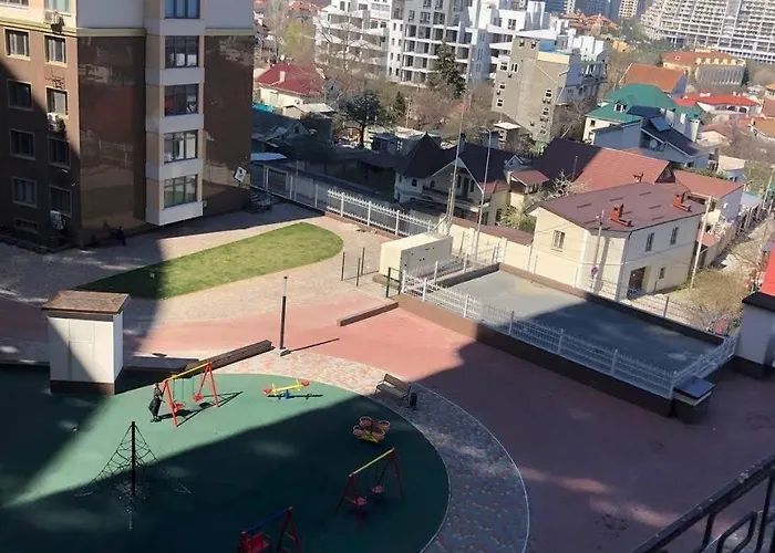 Apartman стильный лофт в аркадии - спальня и кухня-студия с боковым видом на море