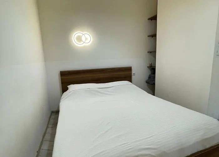 Apartmán стильный лофт в аркадии - спальня и кухня-студия с боковым видом на море *