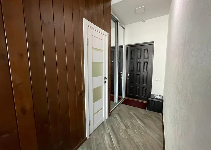 Apartman стильный лофт в аркадии - спальня и кухня-студия с боковым видом на море Odessza