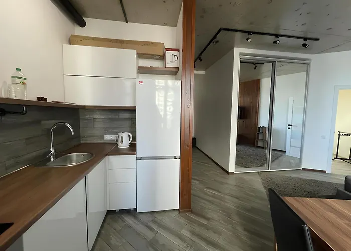 стильный лофт в аркадии - спальня и кухня-студия с боковым видом на море Apartman *