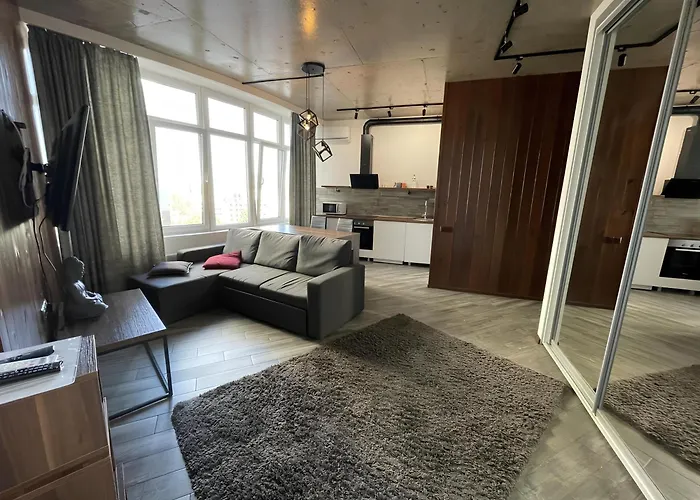 стильный лофт в аркадии - спальня и кухня-студия с боковым видом на море * Oděsa