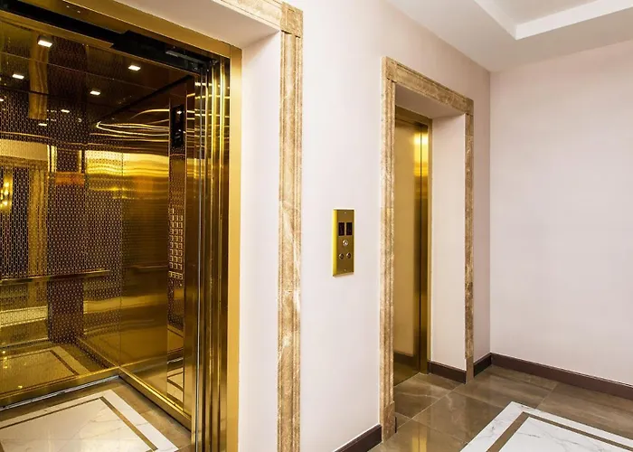 Apartman стильный лофт в аркадии - спальня и кухня-студия с боковым видом на море