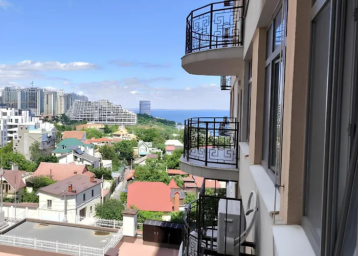 Apartmán стильный лофт в аркадии - спальня и кухня-студия с боковым видом на море Oděsa