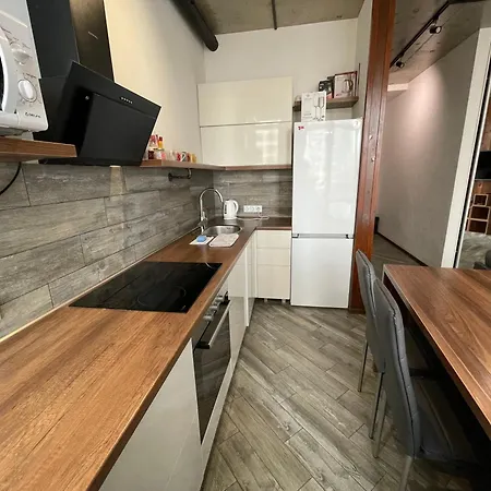 стильный лофт в аркадии - спальня и кухня-студия с боковым видом на море Одесса