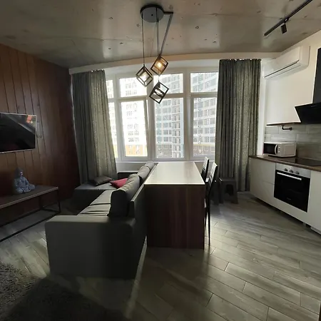 стильный лофт в аркадии - спальня и кухня-студия с боковым видом на море Апартаменты