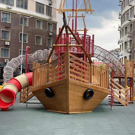 стильный лофт в аркадии - спальня и кухня-студия с боковым видом на море *