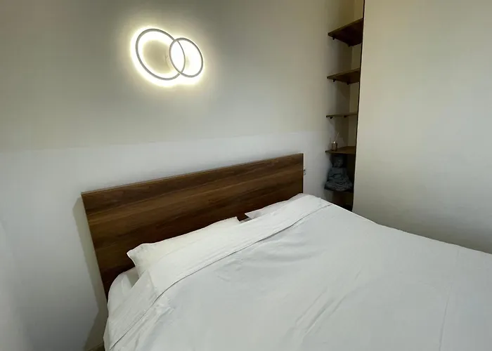 стильный лофт в аркадии - спальня и кухня-студия с боковым видом на море * Одесса