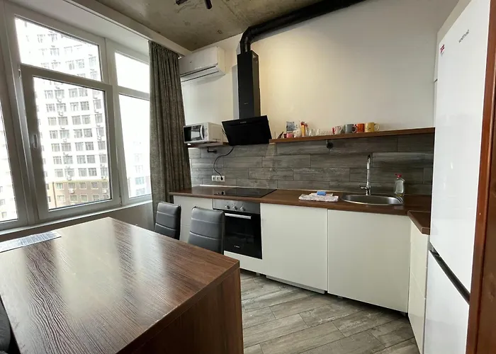 стильный лофт в аркадии - спальня и кухня-студия с боковым видом на море