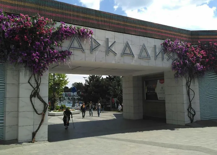 стильный лофт в аркадии - спальня и кухня-студия с боковым видом на море Апартаменты *