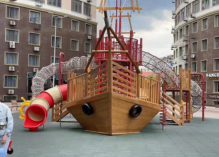 стильный лофт в аркадии - спальня и кухня-студия с боковым видом на море *