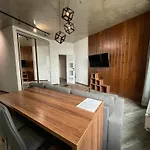 стильный лофт в аркадии - спальня и кухня-студия с боковым видом на море Appartamento