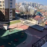 Appartamento стильный лофт в аркадии - спальня и кухня-студия с боковым видом на море