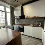 стильный лофт в аркадии - спальня и кухня-студия с боковым видом на море