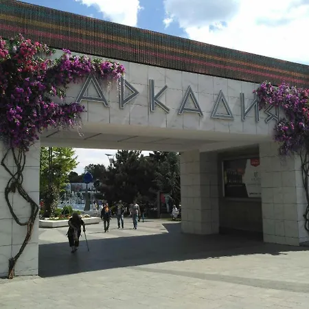 стильный лофт в аркадии - спальня и кухня-студия с боковым видом на море Appartamento *